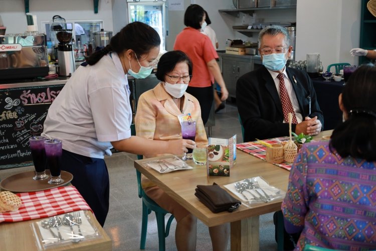 นักศึกษาเชฟอาหารไทย จิตรลดาวิชาชีพทดลองประกอบธุรกิจอาหาร ประจำปีการศึกษา 2564 — 7 พฤษภาคม 2025 — สถาบันเทคโนโลยีจิตรลดา CDTI