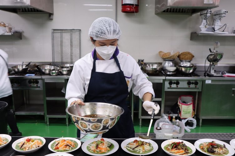 นักศึกษาเชฟอาหารไทย จิตรลดาวิชาชีพทดลองประกอบธุรกิจอาหาร ประจำปีการศึกษา 2564 — 7 พฤษภาคม 2025 — สถาบันเทคโนโลยีจิตรลดา CDTI