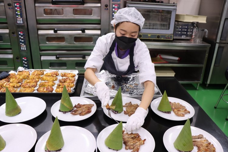 นักศึกษาเชฟอาหารไทย จิตรลดาวิชาชีพทดลองประกอบธุรกิจอาหาร ประจำปีการศึกษา 2564 — 7 พฤษภาคม 2025 — สถาบันเทคโนโลยีจิตรลดา CDTI