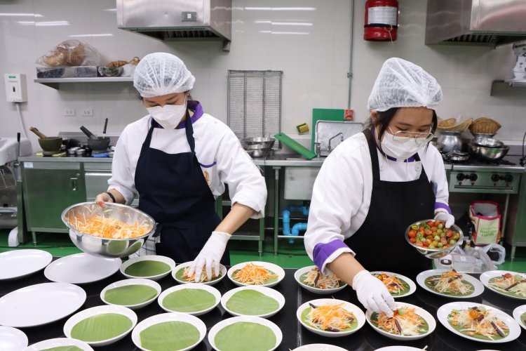 นักศึกษาเชฟอาหารไทย จิตรลดาวิชาชีพทดลองประกอบธุรกิจอาหาร ประจำปีการศึกษา 2564 — 7 พฤษภาคม 2025 — สถาบันเทคโนโลยีจิตรลดา CDTI