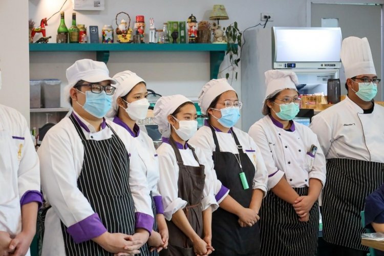 นักศึกษาเชฟอาหารไทย จิตรลดาวิชาชีพทดลองประกอบธุรกิจอาหาร ประจำปีการศึกษา 2564 ครั้งที่ 2 — 9 พฤษภาคม 2025 — สถาบันเทคโนโลยีจิตรลดา CDTI