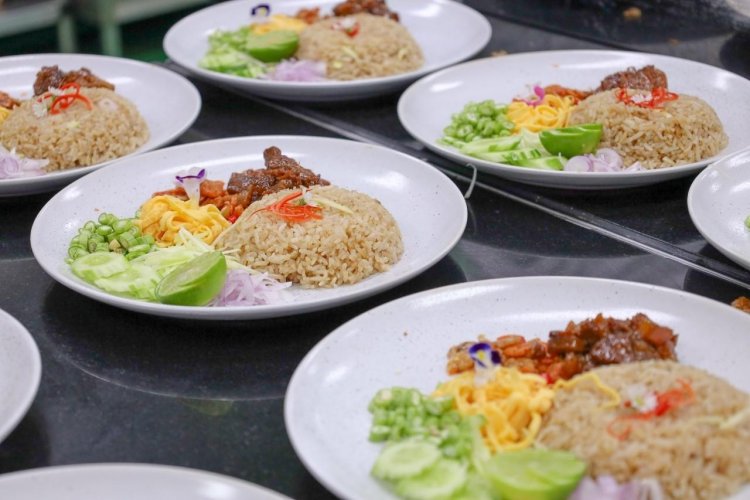 นักศึกษาเชฟอาหารไทย จิตรลดาวิชาชีพทดลองประกอบธุรกิจอาหาร ประจำปีการศึกษา 2564 ครั้งที่ 2 — 9 พฤษภาคม 2025 — สถาบันเทคโนโลยีจิตรลดา CDTI