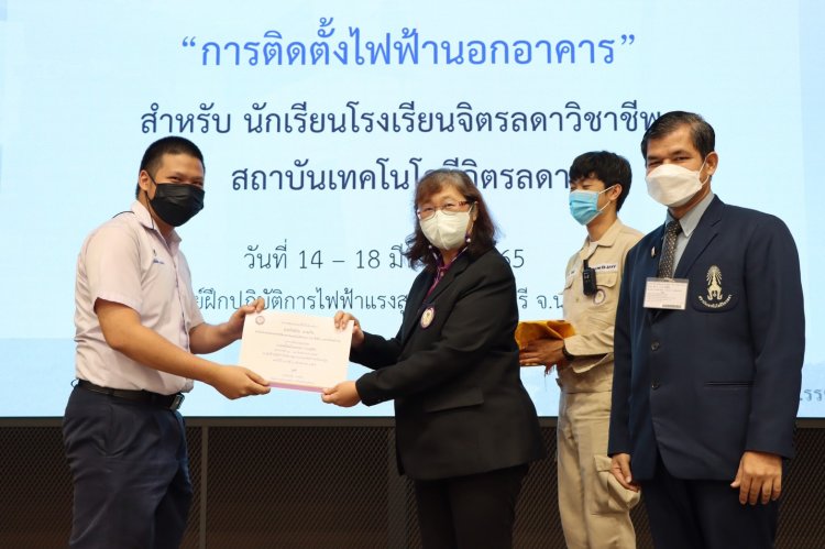 นักเรียนสาขาไฟฟ้ากำลังฝึกปฏิบัติการติดตั้งระบบไฟฟ้านอกอาคาร — 4 พฤษภาคม 2025 — สถาบันเทคโนโลยีจิตรลดา CDTI