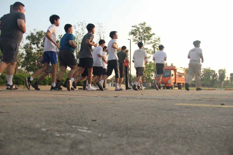 นักเรียนสาขาไฟฟ้ากำลังฝึกปฏิบัติการติดตั้งระบบไฟฟ้านอกอาคาร — 4 พฤษภาคม 2025 — สถาบันเทคโนโลยีจิตรลดา CDTI