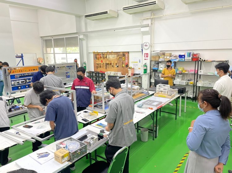 ศึกษาดูงานสาขาวิชาเทคโนโลยีระบบสมองกลฝังตัว ศูนย์ Trainning Thai PLC Center — 5 พฤษภาคม 2025 — สถาบันเทคโนโลยีจิตรลดา CDTI
