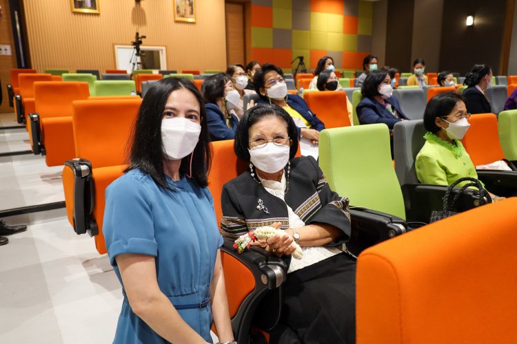 มอบประกาศนียบัตรการอบรมหลักสูตร "ประกาศนียบัตรพนักงานให้การดูแล" — 6 พฤษภาคม 2025 — สถาบันเทคโนโลยีจิตรลดา CDTI