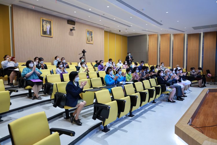 พิธีมอบประกาศนียบัตรพนักงานให้การดูแล — 1 พฤษภาคม 2025 — สถาบันเทคโนโลยีจิตรลดา CDTI