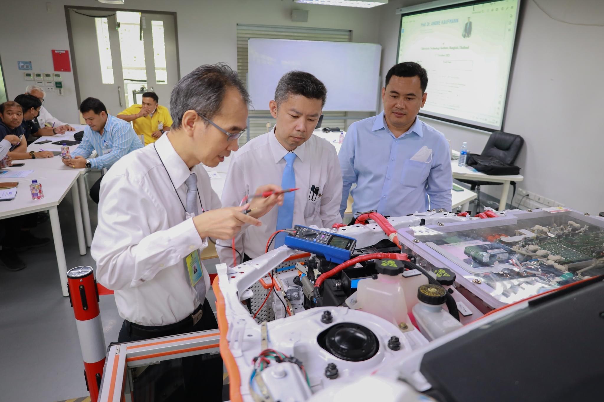 อบรมยานยนต์ไฟฟ้า — 2 พฤษภาคม 2025 — สถาบันเทคโนโลยีจิตรลดา CDTI
