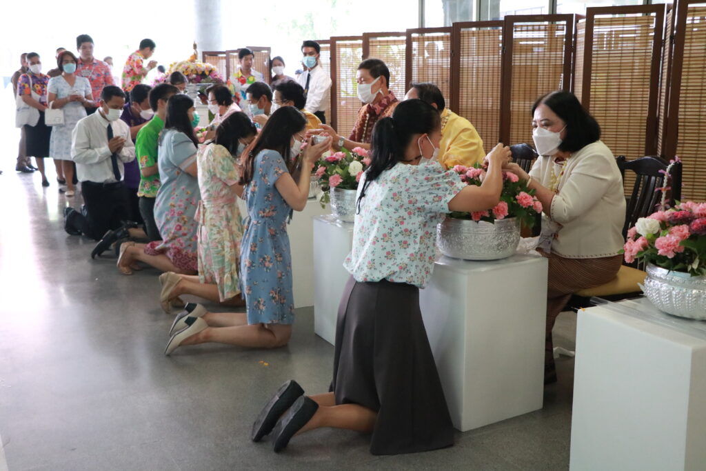 สจด. จัดรดน้ำดำหัวผู้อาวุโส ต้อนรับปีใหม่ไทย — 3 พฤษภาคม 2025 — สถาบันเทคโนโลยีจิตรลดา CDTI