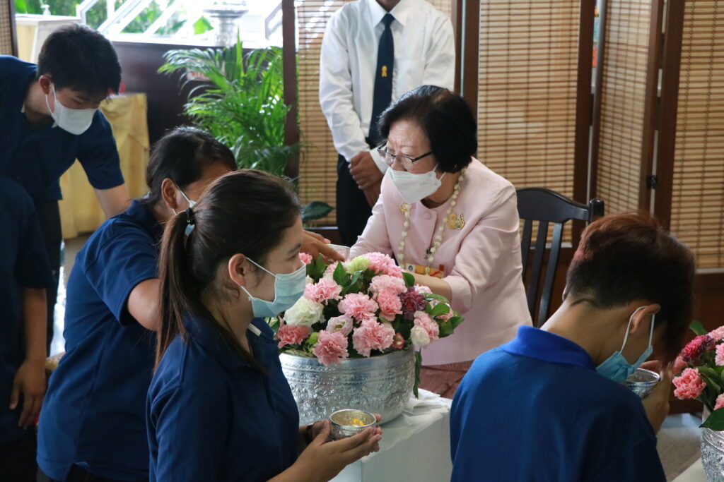 สจด. จัดรดน้ำดำหัวผู้อาวุโส ต้อนรับปีใหม่ไทย — 3 พฤษภาคม 2025 — สถาบันเทคโนโลยีจิตรลดา CDTI