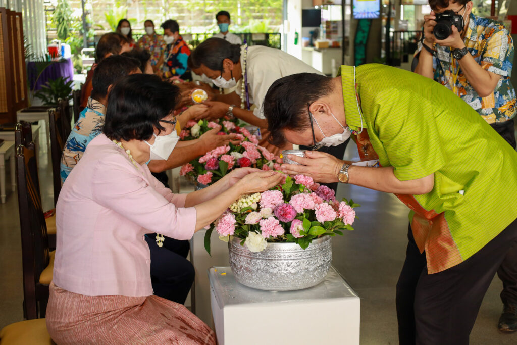สจด. จัดรดน้ำดำหัวผู้อาวุโส ต้อนรับปีใหม่ไทย — 3 พฤษภาคม 2025 — สถาบันเทคโนโลยีจิตรลดา CDTI