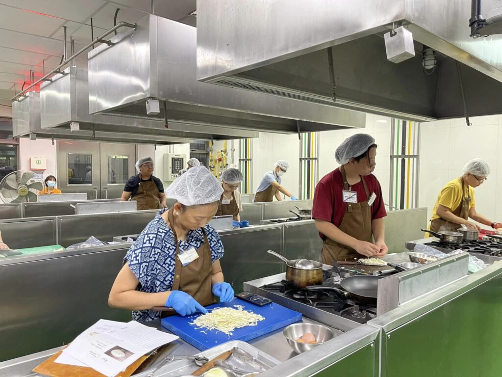 ศูนย์บริการวิชาการ เปิดอบรมหลักสูตรระยะสั้น เมนู 1.เค้กหน้าผลไม้สด 2.เค้กหน้าหน้าช็อกโกแลตหน้านิ่ม 3.เค้กหน้าหน้าส้ม — 2 พฤษภาคม 2025 — สถาบันเทคโนโลยีจิตรลดา CDTI