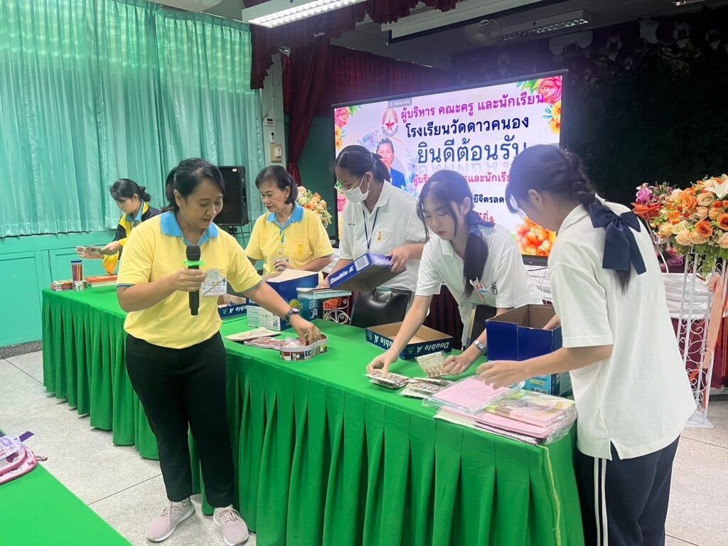 นักเรียน CDTI มอบสิ่งของและสอนทำสมุดทำมือ ให้กับนักเรียนโรงเรียนวัดดาวคะนอง — 2 พฤษภาคม 2025 — สถาบันเทคโนโลยีจิตรลดา CDTI
