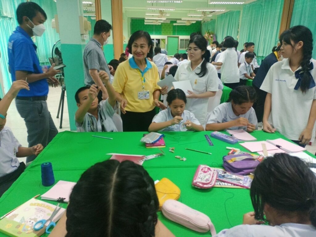 นักเรียน CDTI มอบสิ่งของและสอนทำสมุดทำมือ ให้กับนักเรียนโรงเรียนวัดดาวคะนอง — 2 พฤษภาคม 2025 — สถาบันเทคโนโลยีจิตรลดา CDTI