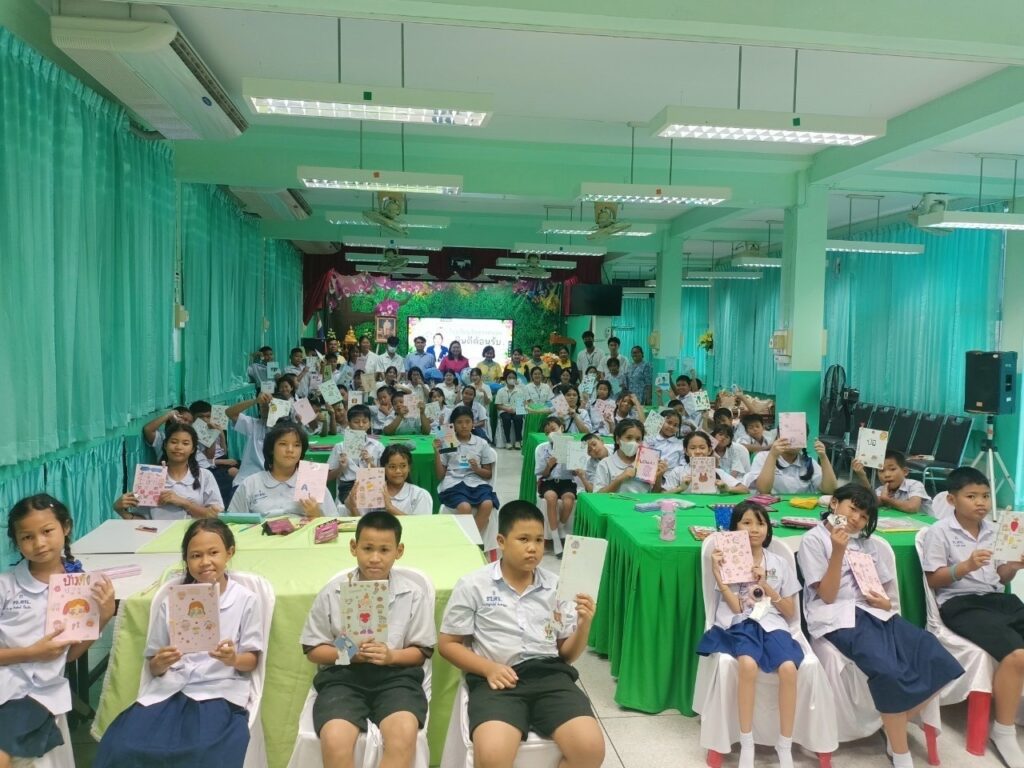 นักเรียน CDTI มอบสิ่งของและสอนทำสมุดทำมือ ให้กับนักเรียนโรงเรียนวัดดาวคะนอง — 2 พฤษภาคม 2025 — สถาบันเทคโนโลยีจิตรลดา CDTI