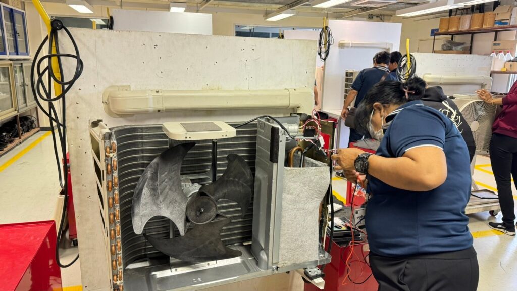 CDTI เปิดโครงการฝึกอบรมภาคปฏิบัติการล้างทำความสะอาดเครื่องปรับอากาศการพาณิชย์ขนาดเล็ก — 22 พฤษภาคม 2025 — สถาบันเทคโนโลยีจิตรลดา CDTI
