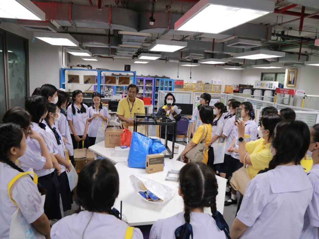 CDTI ยินดีต้อนรับคณาอาจารย์ และนักเรียนโรงเรียนราชินีบน เยี่ยมชมศึกษาดูงานโรงเรียนจิตรลดาวิชาชีพสถาบันเทคโนโลยีจิตรลดา — 2 พฤษภาคม 2025 — สถาบันเทคโนโลยีจิตรลดา CDTI