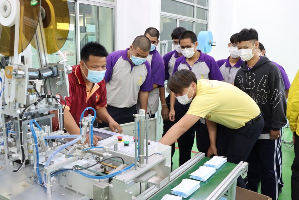 สจด. จัดอบรมการใช้งานเครื่องผลิตหน้ากากอนามัย — 1 พฤษภาคม 2025 — สถาบันเทคโนโลยีจิตรลดา CDTI