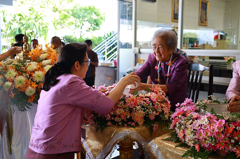สจด. จัดรดน้ำดำหัวผู้อาวุโส ต้อนรับปีใหม่ไทย — 1 พฤษภาคม 2025 — สถาบันเทคโนโลยีจิตรลดา CDTI