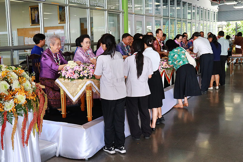 สจด. จัดรดน้ำดำหัวผู้อาวุโส ต้อนรับปีใหม่ไทย — 1 พฤษภาคม 2025 — สถาบันเทคโนโลยีจิตรลดา CDTI