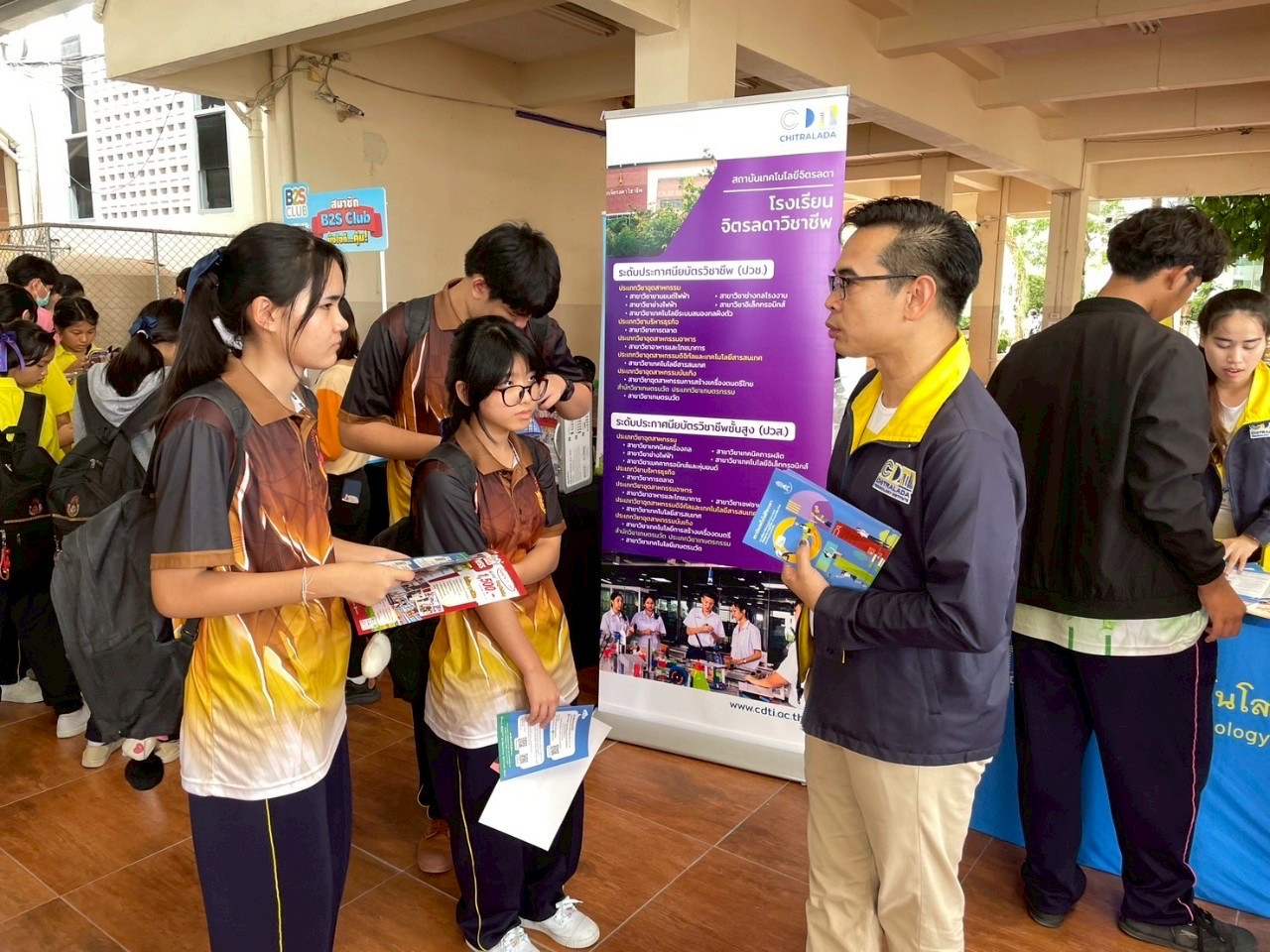 สจด. ร่วมงานแนะแนวศึกษาต่อโรงเรียนมาบตาพุดพันพิทยาคาร จังหวัดระยอง — 13 มิถุนายน 2025 — สถาบันเทคโนโลยีจิตรลดา CDTI