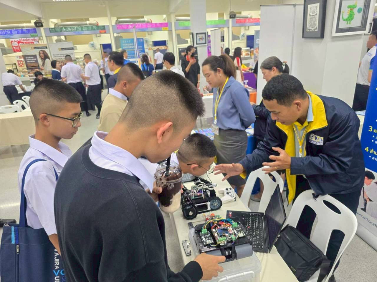 สจด. ร่วมแนะนำหลักสูตรของสถาบัน ในการศึกษาต่อของ วชิราวุธวิทยาลัย — 23 สิงหาคม 2025 — สถาบันเทคโนโลยีจิตรลดา CDTI