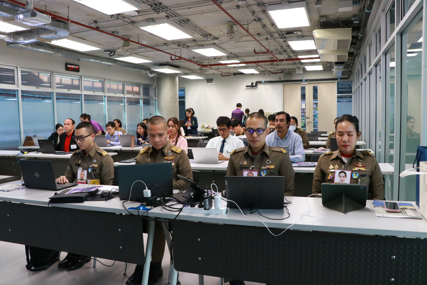 สจด. จัดโครงการอบรมเชิงปฏิบัติการ หลักสูตร “ติดปีกการทำงานยุคใหม่ เพิ่มปประสิทธิภาพและต่อยอดความคิดสร้างสรรค์ด้วย AI” (Empowering the Modern Workforce : Enhancing Productivity and Creativity with AI) — 20 ตุลาคม 2025 — สถาบันเทคโนโลยีจิตรลดา CDTI