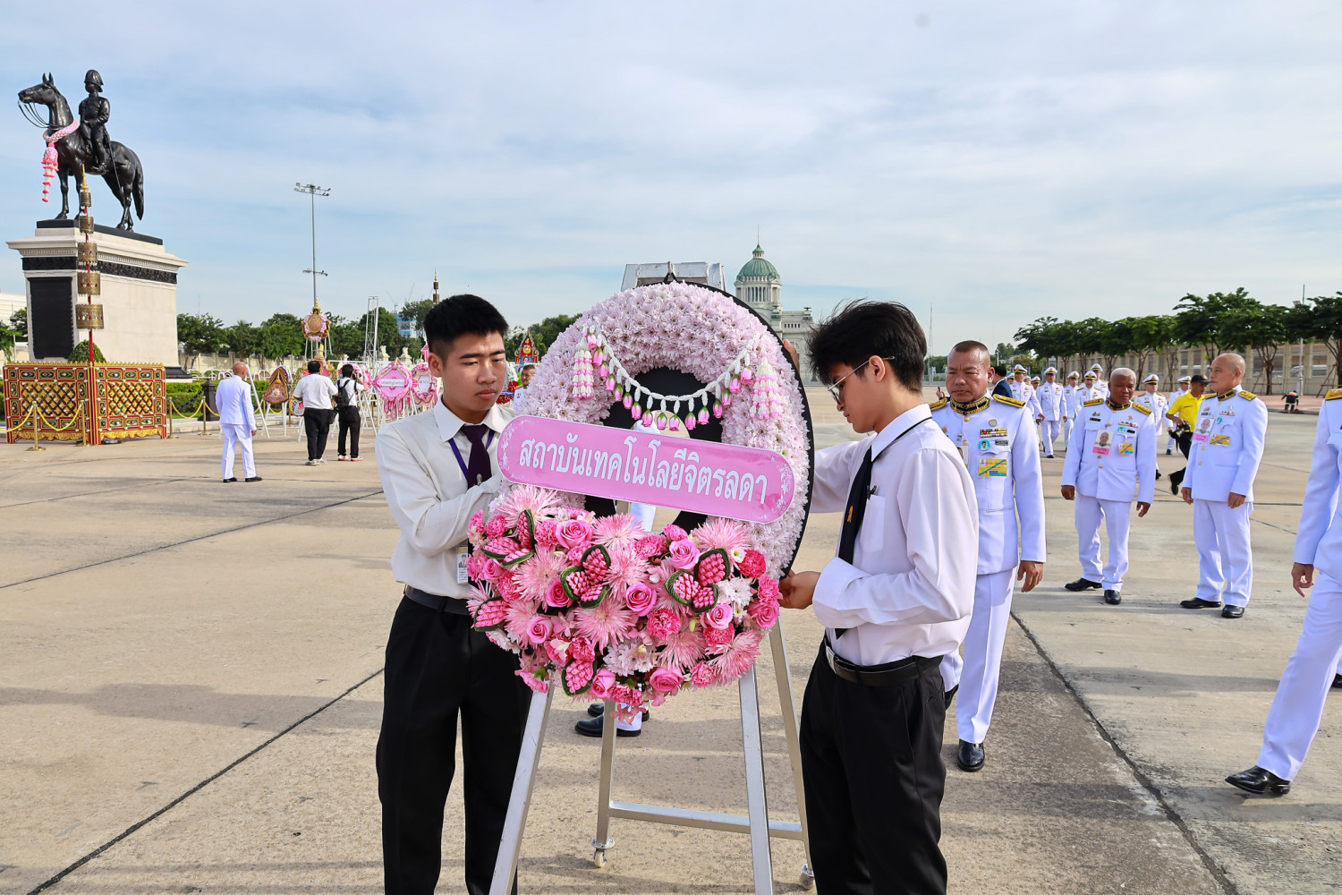 สจด. ร่วมวางพวงมาลาเนื่องในวันปิยมหาราช — 23 ตุลาคม 2025 — สถาบันเทคโนโลยีจิตรลดา CDTI