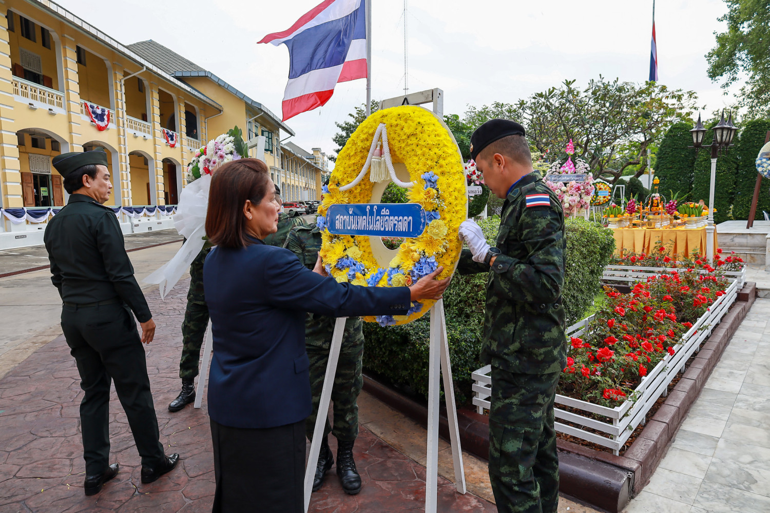 สจด. ร่วมวางพวงมาลาถวายราชสักการะพระบรมราชานุสาวรีย์พระบาทสมเด็จพระมงกุฎเกล้าเจ้าอยู่หัว เนื่องในวันคล้ายวันสวรรคต ครบ 100 ปี วันสมเด็จพระมหาธีรราช สจด. ร่วมวางพวงมาลาถวายราชสักการะพระบรมราชานุสาวรีย์พระบาทสมเด็จพระมงกุฎเกล้าเจ้าอยู่หัว เนื่องในวันคล้ายวันสวรรคต ครบ 100 ปี วันสมเด็จพระมหาธีรราช — 25 พฤศจิกายน 2025 — สถาบันเทคโนโลยีจิตรลดา CDTI
