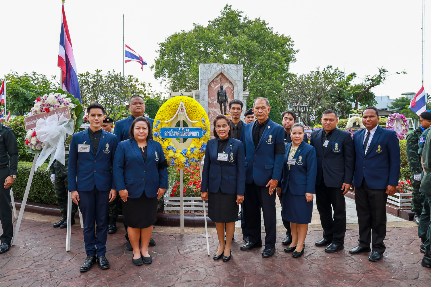 สจด. ร่วมวางพวงมาลาถวายราชสักการะพระบรมราชานุสาวรีย์พระบาทสมเด็จพระมงกุฎเกล้าเจ้าอยู่หัว เนื่องในวันคล้ายวันสวรรคต ครบ 100 ปี วันสมเด็จพระมหาธีรราช สจด. ร่วมวางพวงมาลาถวายราชสักการะพระบรมราชานุสาวรีย์พระบาทสมเด็จพระมงกุฎเกล้าเจ้าอยู่หัว เนื่องในวันคล้ายวันสวรรคต ครบ 100 ปี วันสมเด็จพระมหาธีรราช — 25 พฤศจิกายน 2025 — สถาบันเทคโนโลยีจิตรลดา CDTI