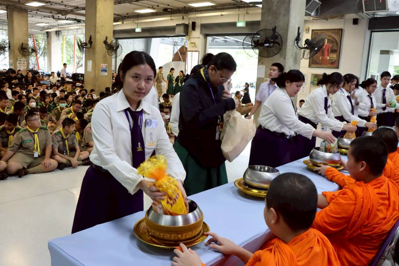 สจด. จัดพิธีทำบุญตักบาตรบำเพ็ญกุศลสัตตมวาร ถวายเป็นพระราชกุศลสมเด็จนางเจ้าสิริกิติ์ พระบรมราชินีนาถพระบรมราชชนนีพันปีหลวง — 2 พฤศจิกายน 2025 — สถาบันเทคโนโลยีจิตรลดา CDTI