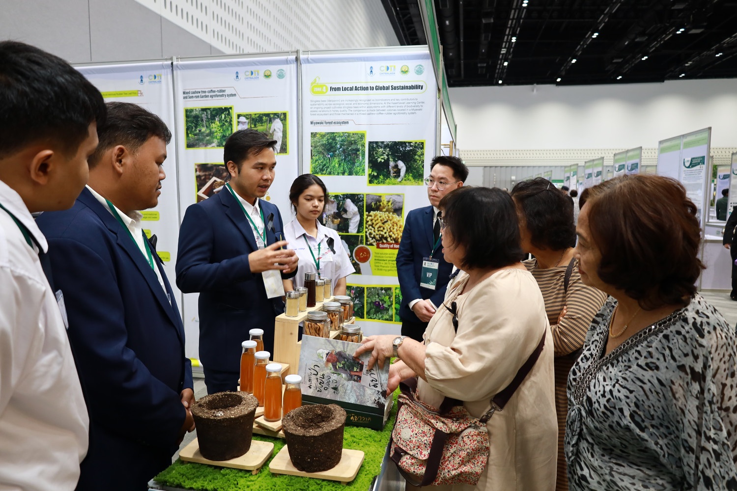 สจด. เฝ้าฯ รับเสด็จ สมเด็จพระกนิษฐาธิราชเจ้า กรมสมเด็จพระเทพรัตนราชสุดา ฯ สยามบรมราชกุมารี ทรงเปิดการประชุมวิชาการนานาชาติความหลากหลายทางชีวภาพ เฉลิมพระเกียรติ 70 พรรษา — 12 พฤศจิกายน 2025 — สถาบันเทคโนโลยีจิตรลดา CDTI