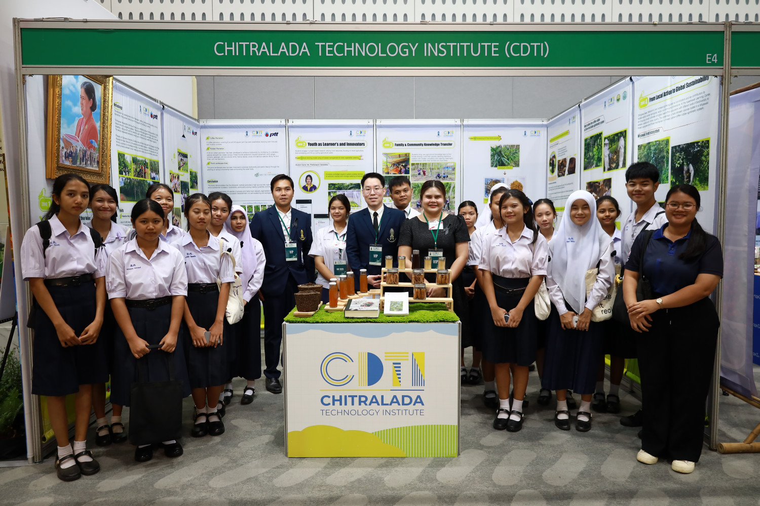 สจด. เฝ้าฯ รับเสด็จ สมเด็จพระกนิษฐาธิราชเจ้า กรมสมเด็จพระเทพรัตนราชสุดา ฯ สยามบรมราชกุมารี ทรงเปิดการประชุมวิชาการนานาชาติความหลากหลายทางชีวภาพ เฉลิมพระเกียรติ 70 พรรษา — 12 พฤศจิกายน 2025 — สถาบันเทคโนโลยีจิตรลดา CDTI