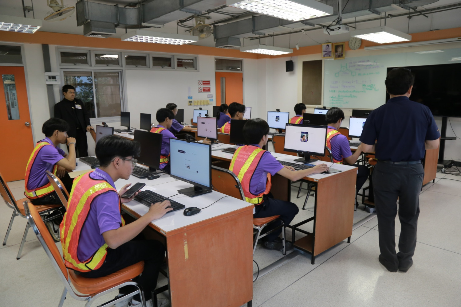 สจด. เป็นเจ้าภาพจัดแข่งขันทักษะวิชาชีพ “ไฟฟ้า-ยานยนต์” เวทีอาชีวศึกษาเอกชนระดับชาติ ปีการศึกษา 2568 มุ่งยกระดับมาตรฐานฝีมือแรงงานสู่สากล สจด. เป็นเจ้าภาพจัดแข่งขันทักษะวิชาชีพ “ไฟฟ้า-ยานยนต์” เวทีอาชีวศึกษาเอกชนระดับชาติ ปีการศึกษา 2568 มุ่งยกระดับมาตรฐานฝีมือแรงงานสู่สากล — 23 มกราคม 2026 — สถาบันเทคโนโลยีจิตรลดา CDTI