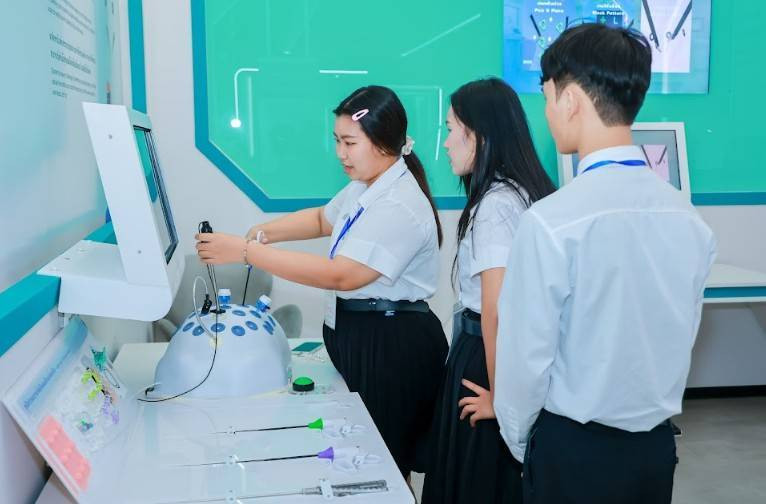 สจด. นำนักศึกษาเยี่ยมชมพิพิธภัณฑ์พระรามเก้า และ FUTURIUM ศูนย์นวัตกรรมแห่งอนาคต สจด. นำนักศึกษาเยี่ยมชมพิพิธภัณฑ์พระรามเก้า และ FUTURIUM ศูนย์นวัตกรรมแห่งอนาคต — 23 มกราคม 2026 — สถาบันเทคโนโลยีจิตรลดา CDTI