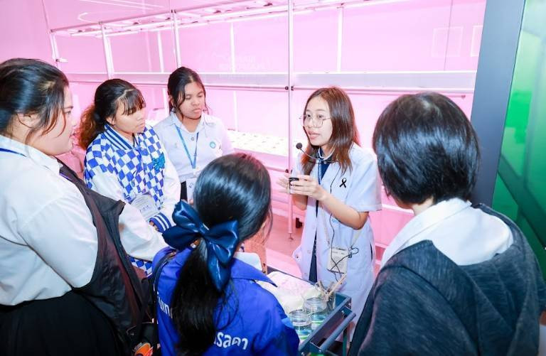 สจด. นำนักศึกษาเยี่ยมชมพิพิธภัณฑ์พระรามเก้า และ FUTURIUM ศูนย์นวัตกรรมแห่งอนาคต สจด. นำนักศึกษาเยี่ยมชมพิพิธภัณฑ์พระรามเก้า และ FUTURIUM ศูนย์นวัตกรรมแห่งอนาคต — 23 มกราคม 2026 — สถาบันเทคโนโลยีจิตรลดา CDTI