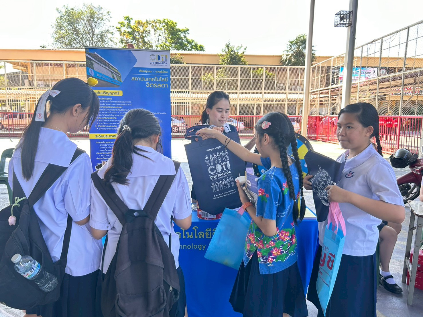 สจด. ร่วมงานแนะแนวศึกษาต่อ และจัดบูธงาน Open House โรงเรียนอยุธยาวิทยาลัย ประจำปีการศึกษา 2568 สจด. ร่วมงานแนะแนวศึกษาต่อ และจัดบูธงาน Open House โรงเรียนอยุธยาวิทยาลัย ประจำปีการศึกษา 2568 — 24 มกราคม 2026 — สถาบันเทคโนโลยีจิตรลดา CDTI