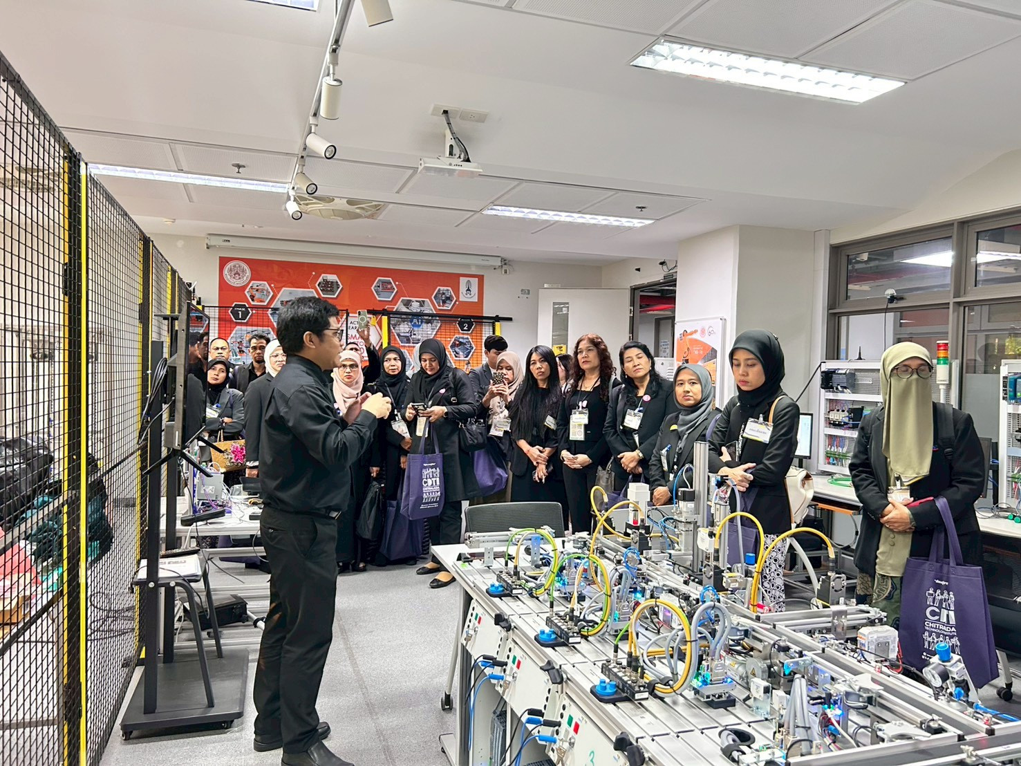 ต้อนรับคณะศูนย์ขับเคลื่อนการศึกษาในจังหวัดชายแดนภาคใต้ สำนักงานปลัดกระทรวงศึกษาธิการ ต้อนรับคณะศูนย์ขับเคลื่อนการศึกษาในจังหวัดชายแดนภาคใต้ สำนักงานปลัดกระทรวงศึกษาธิการ — 3 กุมภาพันธ์ 2026 — สถาบันเทคโนโลยีจิตรลดา CDTI