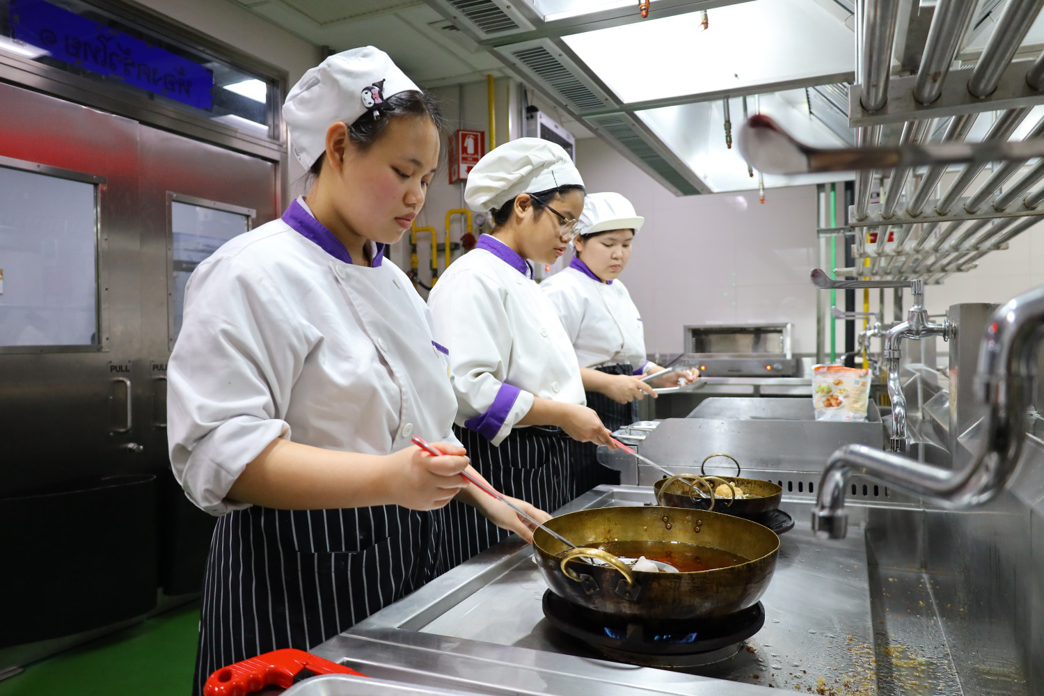 สจด. จัดโครงการพัฒนาทักษะปฏิบัติการประกอบอาหารแบบบูรณาการการเรียนรู้สู่ความเป็นมืออาชีพ เสริมศักยภาพนักเรียน ปวช. 3 และนักศึกษา ปวส. ก่อนฝึกงาน &mdash; 6 เมษายน 2026 &mdash; สถาบันเทคโนโลยีจิตรลดา CDTI