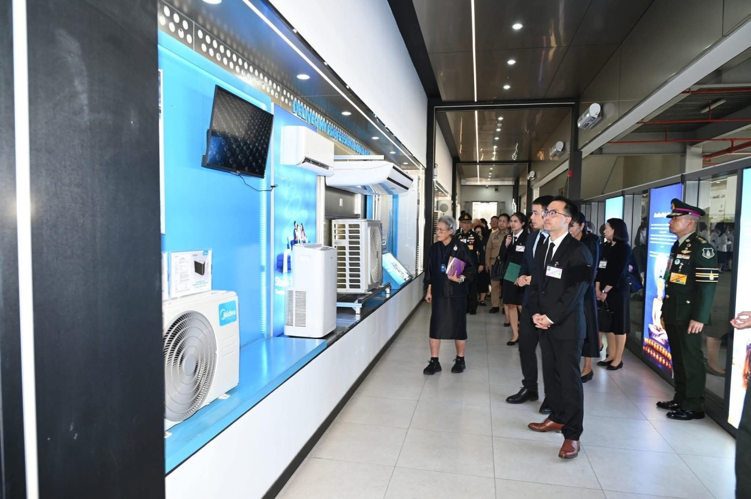 สมเด็จพระกนิษฐาธิราชเจ้า กรมสมเด็จพระเทพรัตนราชสุดาฯ สยามบรมราชกุมารี เสด็จพระราชดำเนินเยี่ยมชมบริษัท ไมเดียรีฟริเจอเรชั่น อีควิปเมนท์ (ไทยแลนด์) จำกัด สมเด็จพระกนิษฐาธิราชเจ้า กรมสมเด็จพระเทพรัตนราชสุดาฯ สยามบรมราชกุมารี เสด็จพระราชดำเนินเยี่ยมชมบริษัท ไมเดียรีฟริเจอเรชั่น อีควิปเมนท์ (ไทยแลนด์) จำกัด — 9 กุมภาพันธ์ 2026 — สถาบันเทคโนโลยีจิตรลดา CDTI