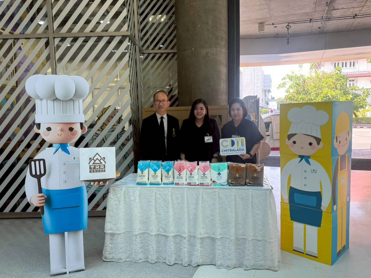 สจด. รับมอบผลิตภัณฑ์น้ำตาลจากกลุ่มบริษัทน้ำตาลไทยร่งเรือง (ษฎา) เพื่อสนับสนุนโครงการ "สร้างความรู้ สร้างอาชีพ กับจิตรลดาอาหารคาว-หวาน" สจด. รับมอบผลิตภัณฑ์น้ำตาลจากกลุ่มบริษัทน้ำตาลไทยร่งเรือง (ษฎา) เพื่อสนับสนุนโครงการ "สร้างความรู้ สร้างอาชีพ กับจิตรลดาอาหารคาว-หวาน" — 7 กุมภาพันธ์ 2026 — สถาบันเทคโนโลยีจิตรลดา CDTI