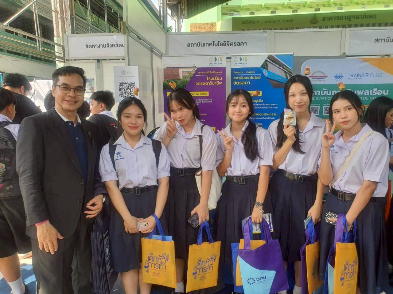 สจด. ร่วมกิจกรรมวันแนะแนวการศึกษาและอาชีพ “ธัญรัตน์นิทรรศ 2568” โรงเรียนธัญรัตน์ ปทุมธานี ปีการศึกษา 2568 สจด. ร่วมกิจกรรมวันแนะแนวการศึกษาและอาชีพ “ธัญรัตน์นิทรรศ 2568” โรงเรียนธัญรัตน์ ปทุมธานี ปีการศึกษา 2568 — 7 กุมภาพันธ์ 2026 — สถาบันเทคโนโลยีจิตรลดา CDTI