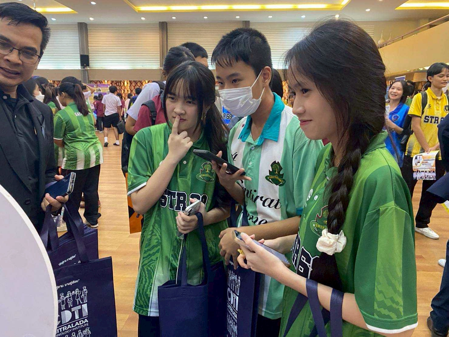 สจด. ร่วมงานนิทรรศการแนะแนวศึกษาต่อ SANTIRAT OPEN SL.GO 68 แนะแนวการศึกษา และประกอบอาชีพ ของโรงเรียนสันติราษฎร์วิทยาลัย ปีการศึกษา ๒๕๖๘ สจด. ร่วมงานนิทรรศการแนะแนวศึกษาต่อ SANTIRAT OPEN SL.GO 68 แนะแนวการศึกษา และประกอบอาชีพ ของโรงเรียนสันติราษฎร์วิทยาลัย ปีการศึกษา ๒๕๖๘ — 16 กุมภาพันธ์ 2026 — สถาบันเทคโนโลยีจิตรลดา CDTI