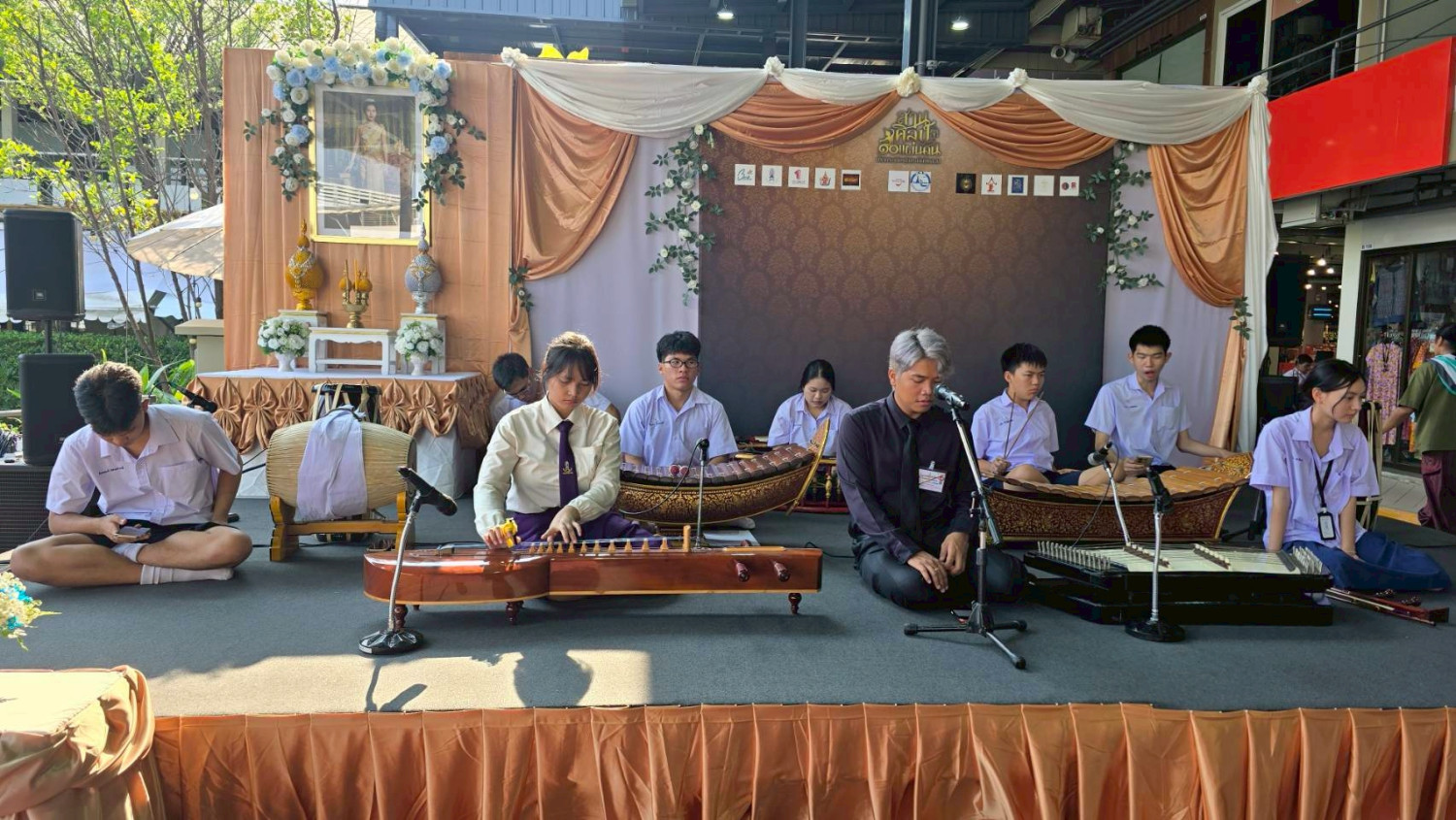 สจด. นำนักเรียน นักศึกษาเข้าร่วมแสดงดนตรีและจัดซ่อมสร้างเครื่องดนตรีไทย “งานสานศิลป์ 10 แผ่นดิน เทิดพระเกียรติพระพันปีหลวง” สจด. นำนักเรียน นักศึกษาเข้าร่วมแสดงดนตรีและจัดซ่อมสร้างเครื่องดนตรีไทย “งานสานศิลป์ 10 แผ่นดิน เทิดพระเกียรติพระพันปีหลวง” — 26 มีนาคม 2026 — สถาบันเทคโนโลยีจิตรลดา CDTI