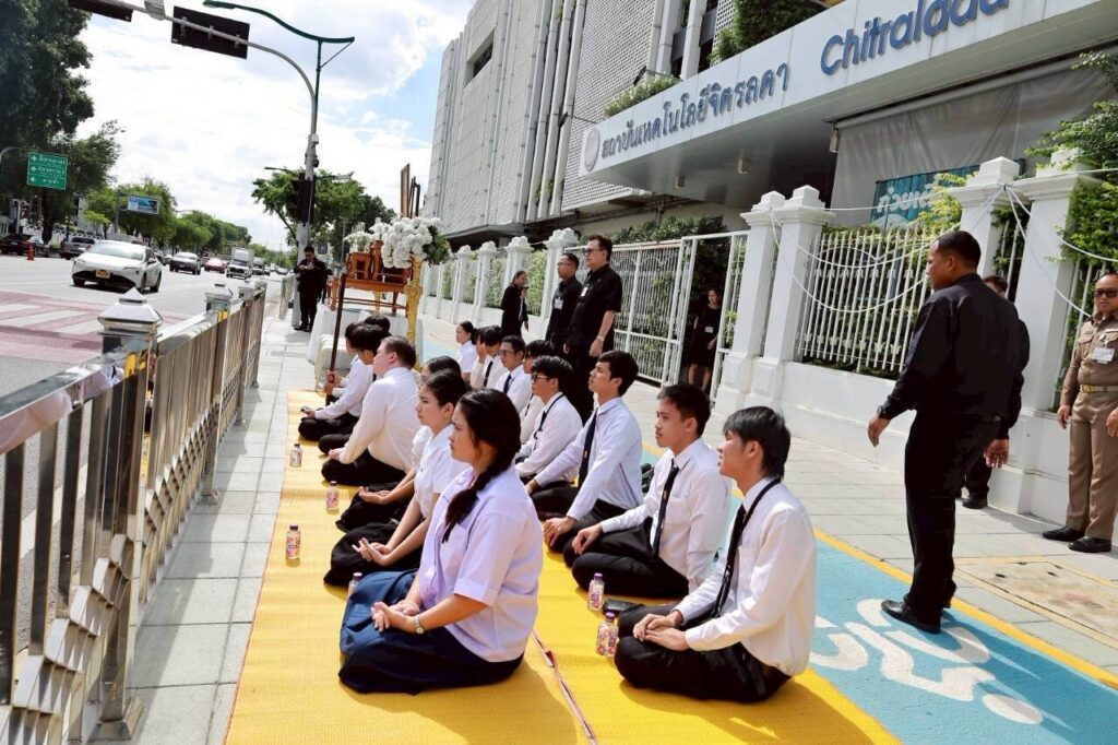 สจด. ร่วมเฝ้าทูลละอองธุลีพระบาทรับเสด็จ สจด. ร่วมเฝ้าทูลละอองธุลีพระบาทรับเสด็จ — 13 มิถุนายน 2026 — สถาบันเทคโนโลยีจิตรลดา CDTI