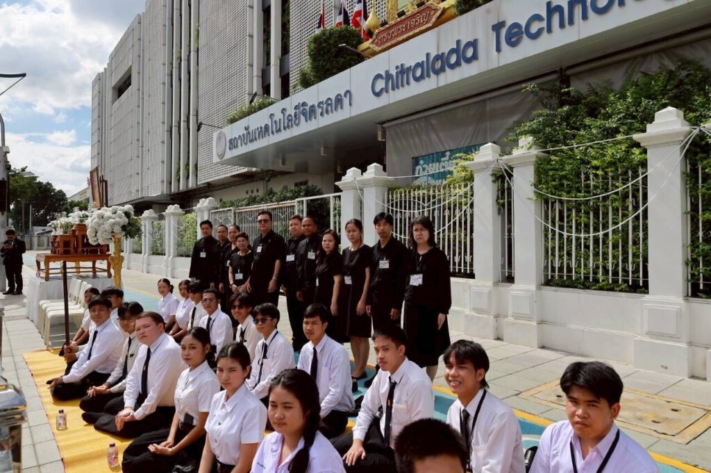 สจด. ร่วมเฝ้าทูลละอองธุลีพระบาทรับเสด็จ สจด. ร่วมเฝ้าทูลละอองธุลีพระบาทรับเสด็จ — 13 มิถุนายน 2026 — สถาบันเทคโนโลยีจิตรลดา CDTI
