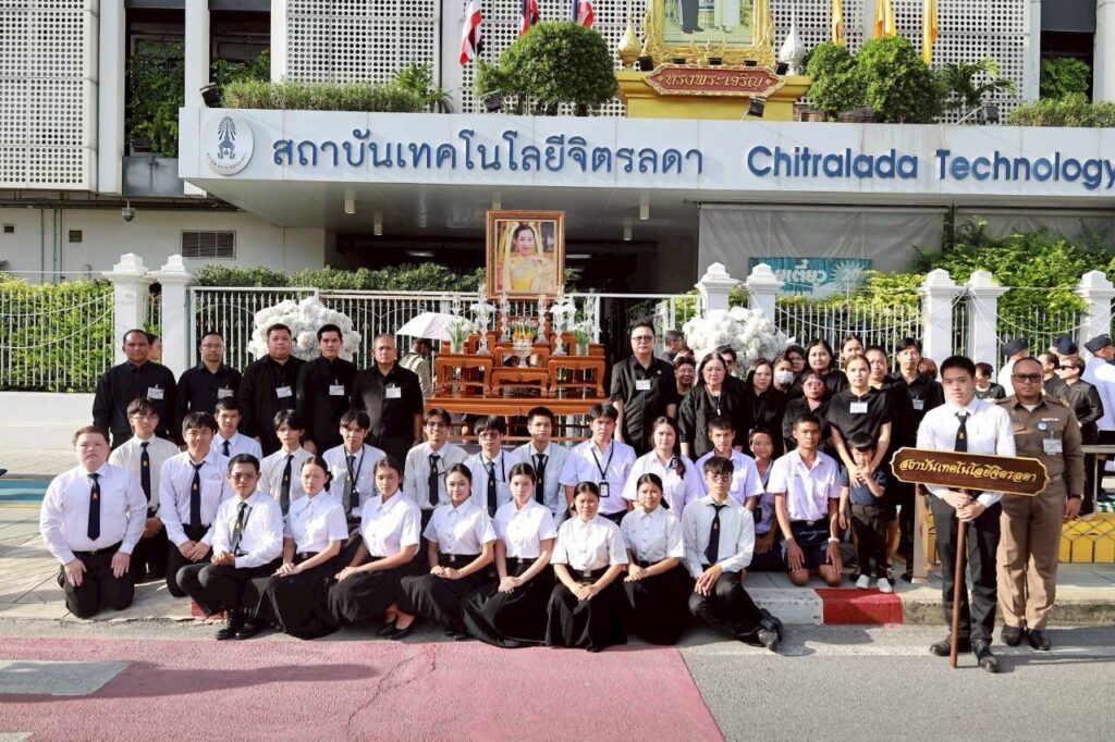 สจด. ร่วมเฝ้าทูลละอองธุลีพระบาทรับเสด็จ สจด. ร่วมเฝ้าทูลละอองธุลีพระบาทรับเสด็จ — 13 มิถุนายน 2026 — สถาบันเทคโนโลยีจิตรลดา CDTI