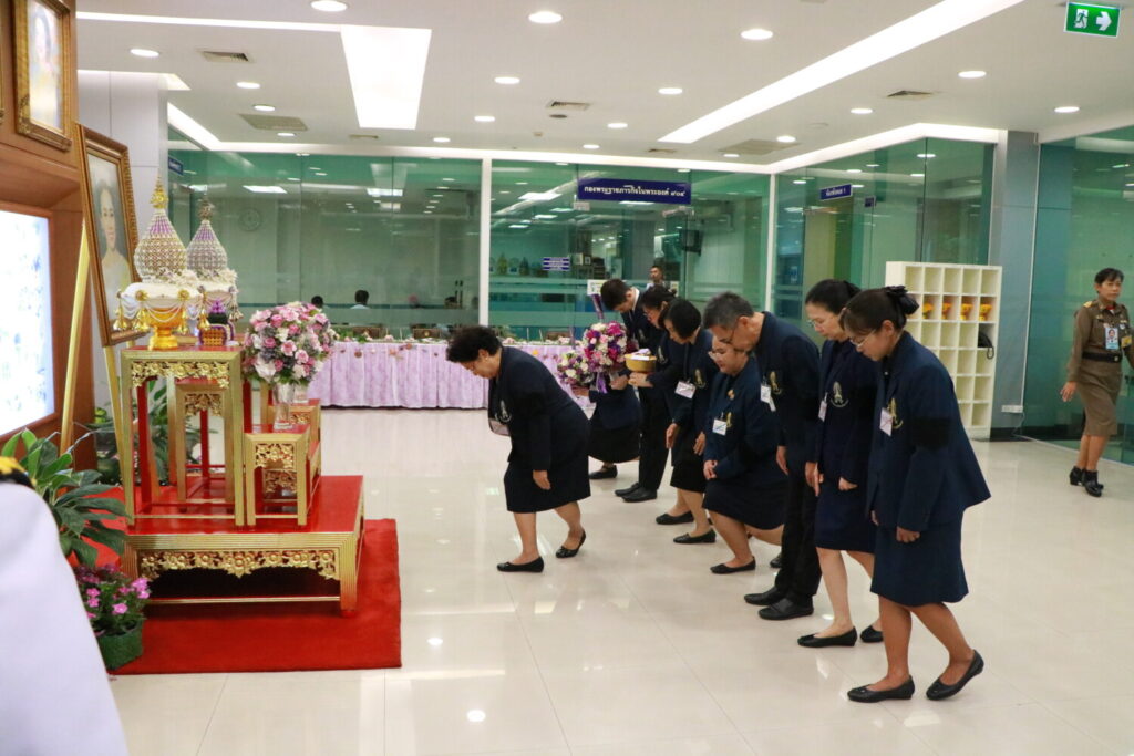 สจด. เข้าถวายแจกันดอกไม้และลงนามถวายพระพรชัยมงคล เนื่องในวันคล้ายวันพระราชสมภพสมเด็จพระนางเจ้าสุทิดา พัชรสุธาพิมลลักษณ สจด. เข้าถวายแจกันดอกไม้และลงนามถวายพระพรชัยมงคล เนื่องในวันคล้ายวันพระราชสมภพสมเด็จพระนางเจ้าสุทิดา พัชรสุธาพิมลลักษณ — 4 มิถุนายน 2026 — สถาบันเทคโนโลยีจิตรลดา CDTI