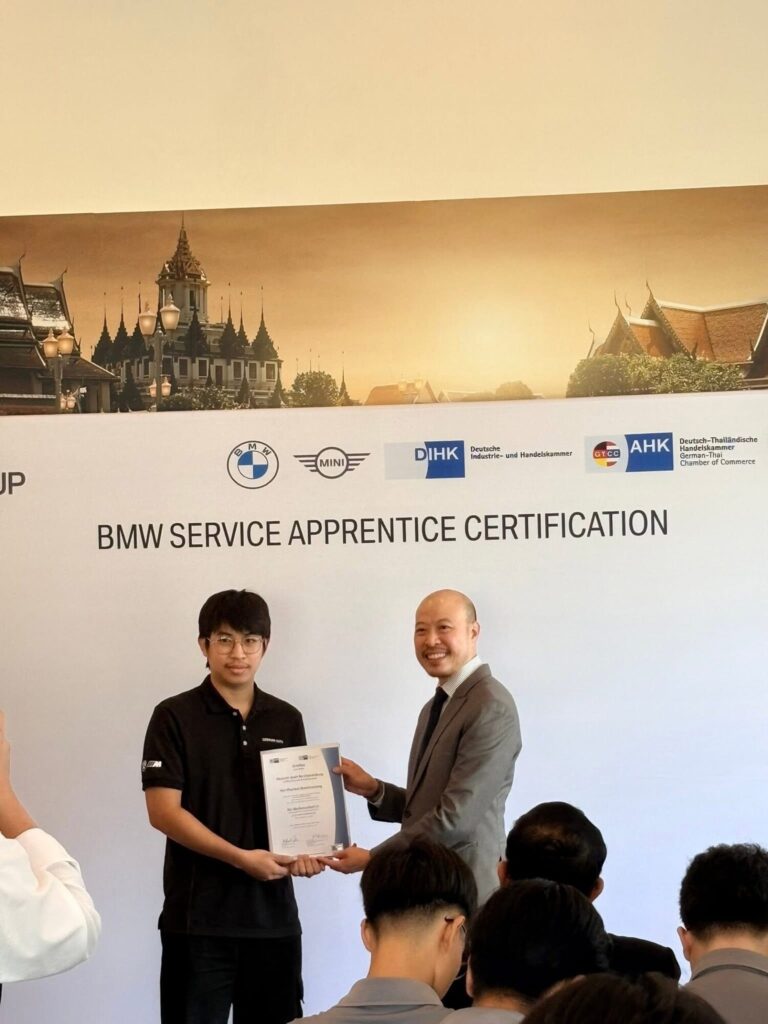 สจด. ร่วมแสดงความยินดีกับนักศึกษาผู้สำเร็จการศึกษาโครงการ BMW Service Apprentice รุ่นที่ 12 และ 13 รับวุฒิบัตรมาตรฐานวิชาชีพสากลระดับ A-Level สจด. ร่วมแสดงความยินดีกับนักศึกษาผู้สำเร็จการศึกษาโครงการ BMW Service Apprentice รุ่นที่ 12 และ 13 รับวุฒิบัตรมาตรฐานวิชาชีพสากลระดับ A-Level — 8 มิถุนายน 2026 — สถาบันเทคโนโลยีจิตรลดา CDTI