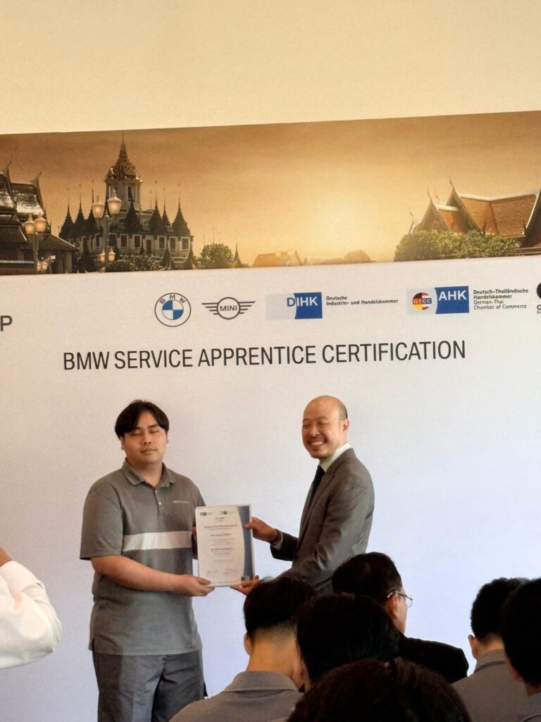 สจด. ร่วมแสดงความยินดีกับนักศึกษาผู้สำเร็จการศึกษาโครงการ BMW Service Apprentice รุ่นที่ 12 และ 13 รับวุฒิบัตรมาตรฐานวิชาชีพสากลระดับ A-Level สจด. ร่วมแสดงความยินดีกับนักศึกษาผู้สำเร็จการศึกษาโครงการ BMW Service Apprentice รุ่นที่ 12 และ 13 รับวุฒิบัตรมาตรฐานวิชาชีพสากลระดับ A-Level — 8 มิถุนายน 2026 — สถาบันเทคโนโลยีจิตรลดา CDTI